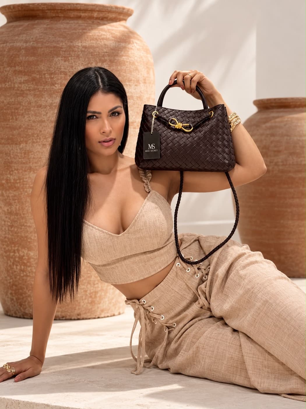 Criadora Miss Secret com bolsa trançada